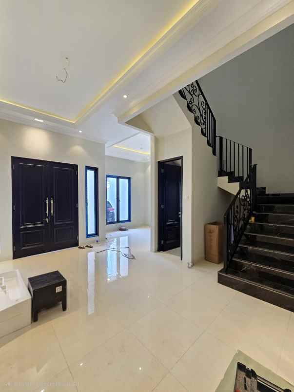 rumah baru dalam komplek dengan akses jalan lebar