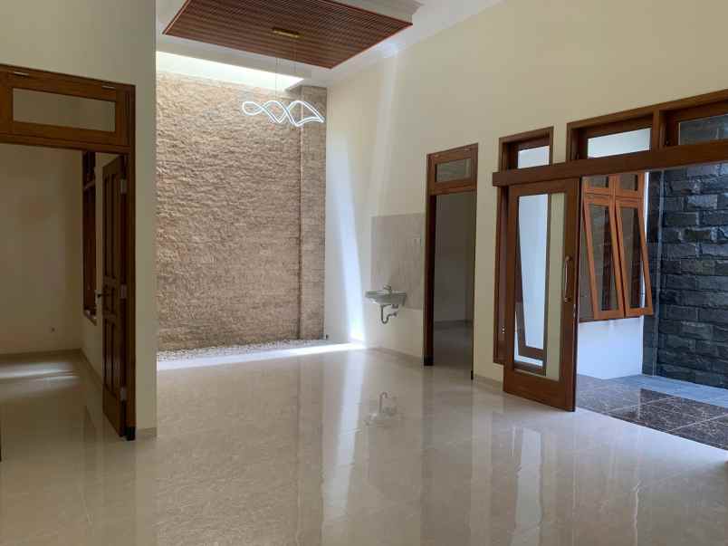 rumah baru mewah siap huni lokasi premium kota solo