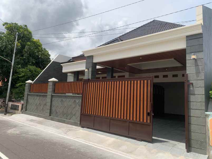 rumah baru mewah siap huni lokasi premium kota solo