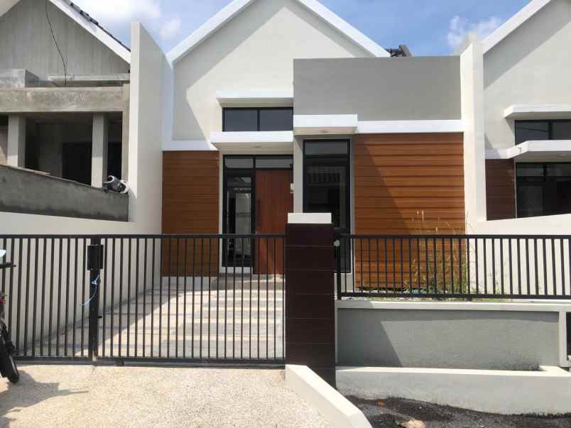Rumah Baru Siap Huni Dalam Perumahan Di Kota Malang