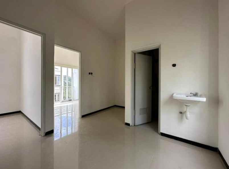 rumah cantik 2 lantai di dekat batu malang