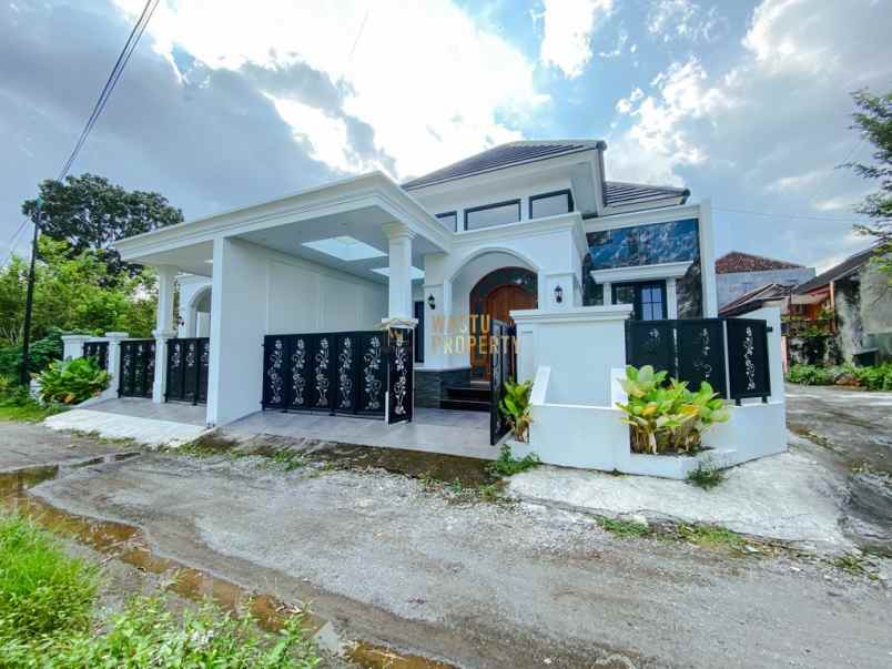 rumah cantik posisi hook di ngaglik sleman