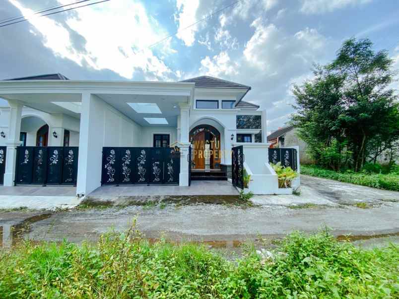 rumah cantik posisi hook di ngaglik sleman