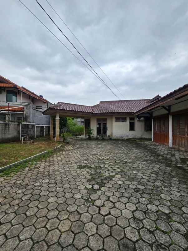 rumah dengan tanah luas di bambu apus cipayung
