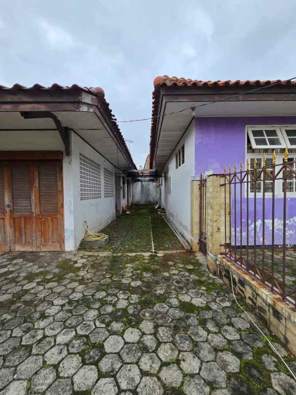 rumah dengan tanah luas di bambu apus cipayung