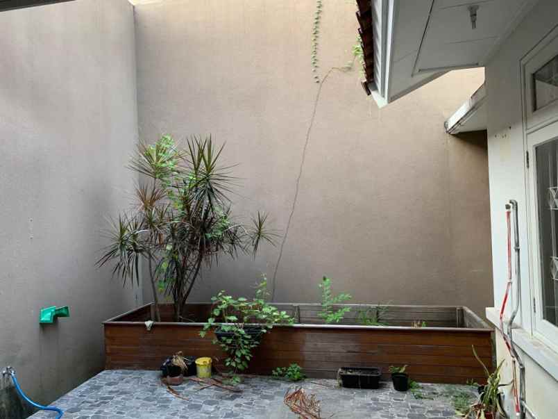 rumah dijual graha family surabaya barat