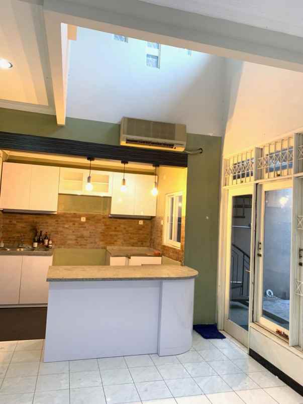 rumah dijual graha family surabaya barat