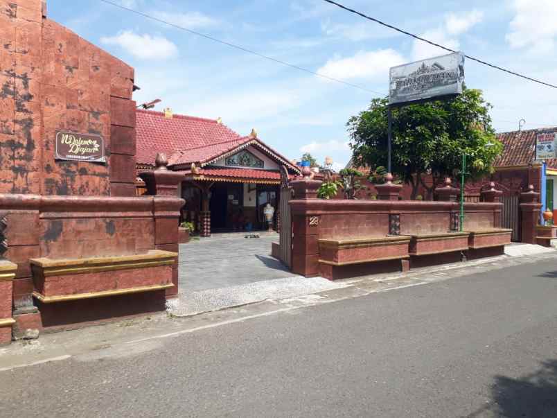 rumah etnik jawa di tengah kota yogyakarta