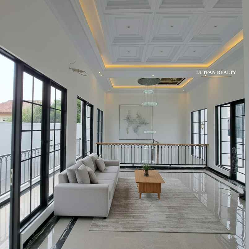 rumah european classic dalam komplek