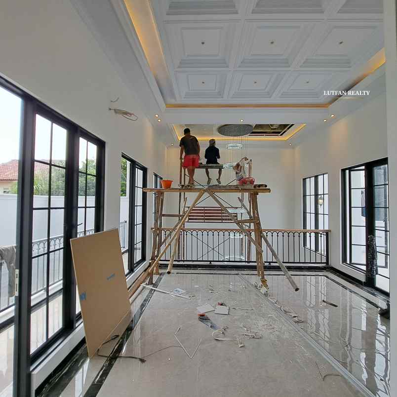 rumah european classic dalam komplek