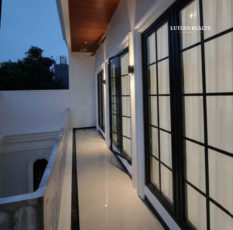 rumah european classic dalam komplek