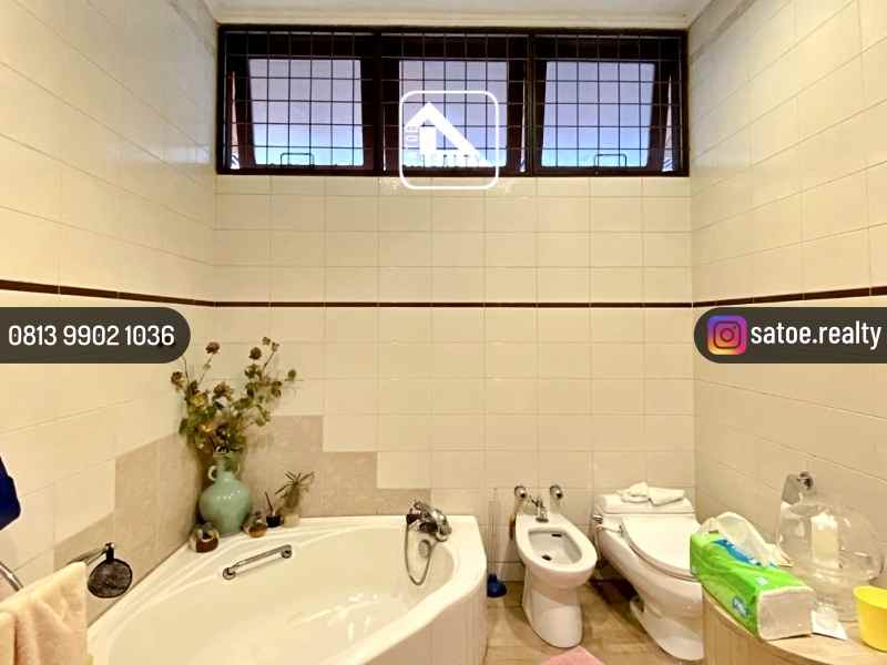 rumah klasik terawat di area premium pondok indah