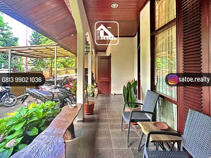 rumah klasik terawat di area premium pondok indah
