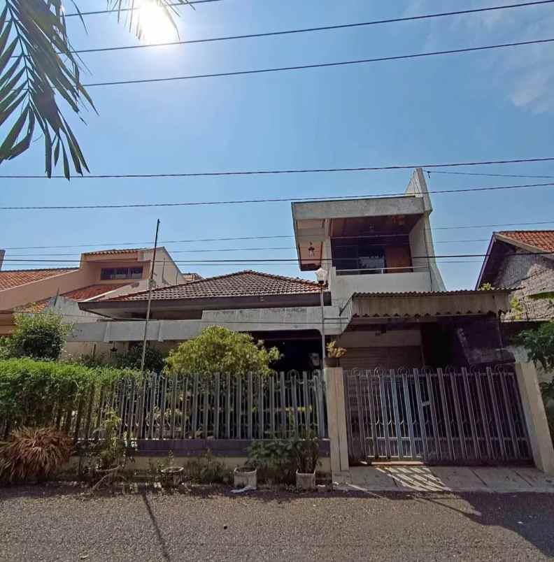 rumah lokasi strategis ketintang