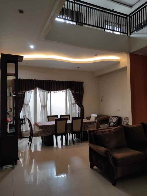 rumah manis minimalis di bintara pondok kopi
