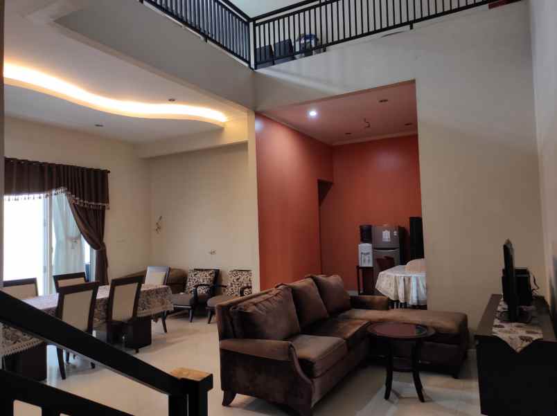 rumah manis minimalis di bintara pondok kopi