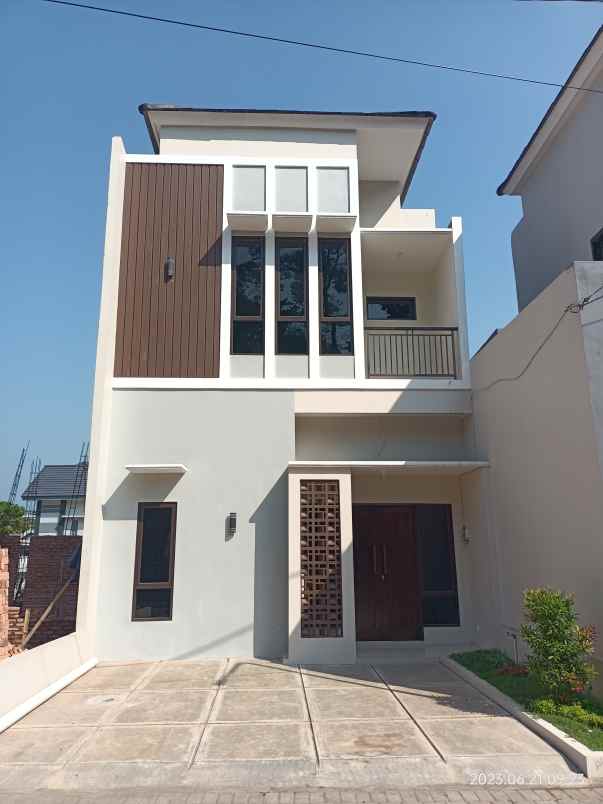 rumah mewah dua lantai di banyumanik semarang