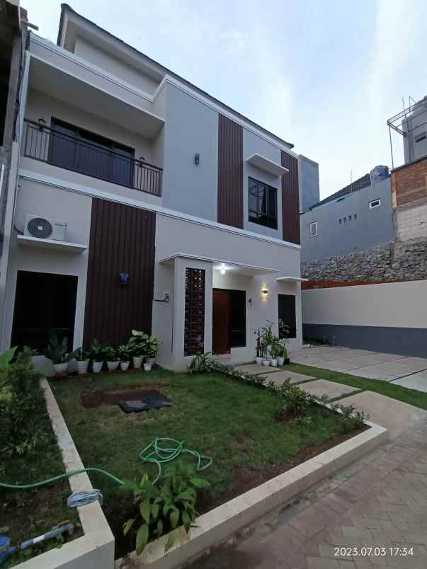 rumah mewah dua lantai di banyumanik semarang