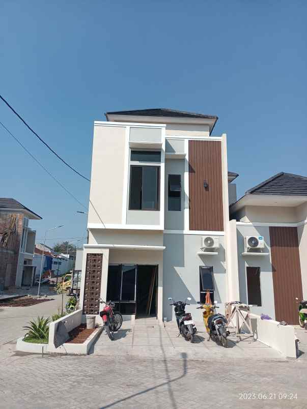 rumah mewah dua lantai di banyumanik semarang