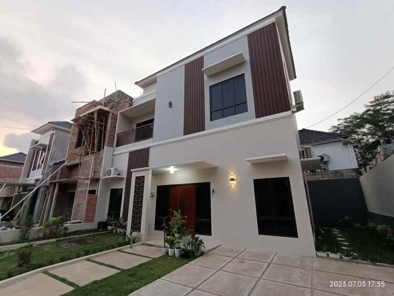 rumah mewah dua lantai di banyumanik semarang