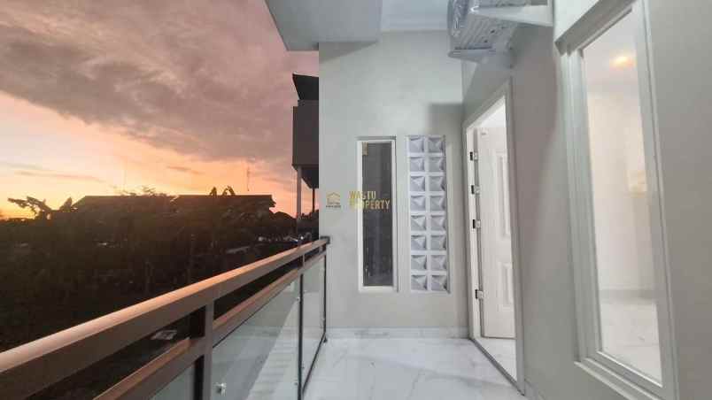 rumah mewah kontemporer dekat maguwohargo akses mudah