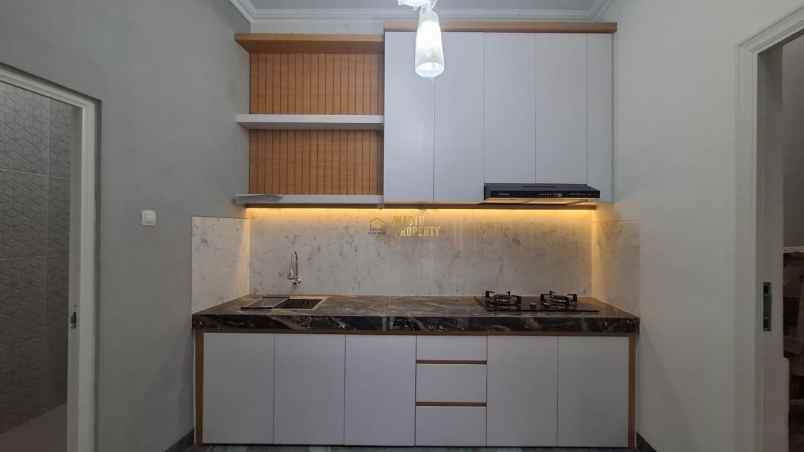 rumah mewah kontemporer dekat maguwohargo akses mudah