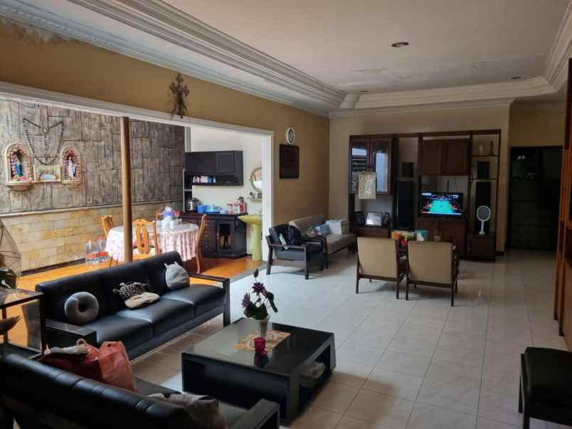 rumah mewah modern lokasi di dieng kota malang