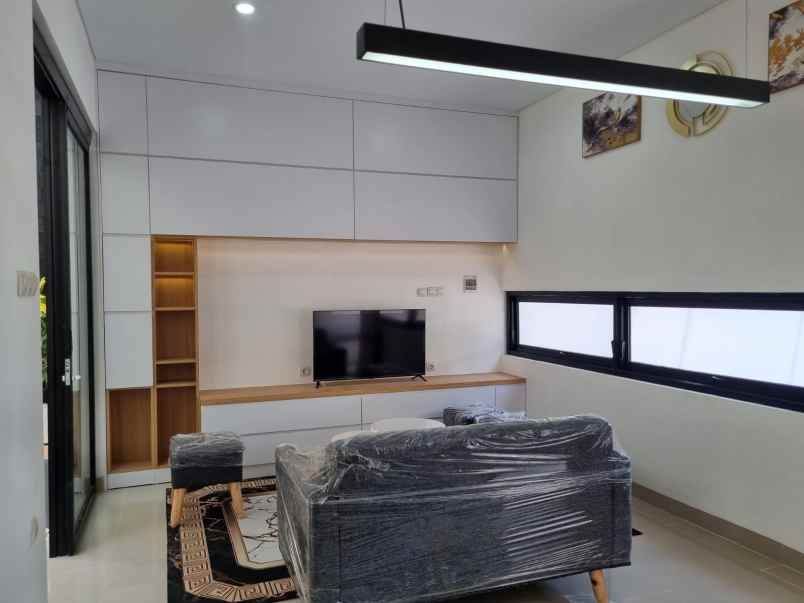 rumah modern tepat di belakang uii