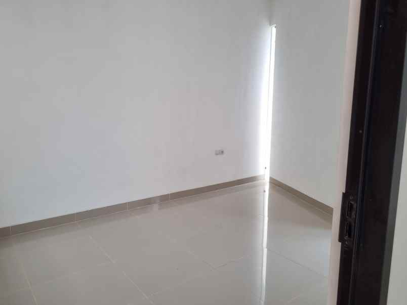 rumah modern tepat di belakang uii