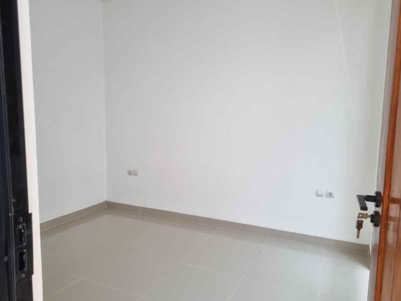 rumah modern tepat di belakang uii