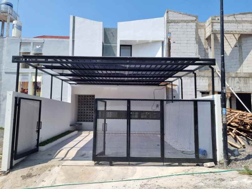 rumah modern tepat di belakang uii