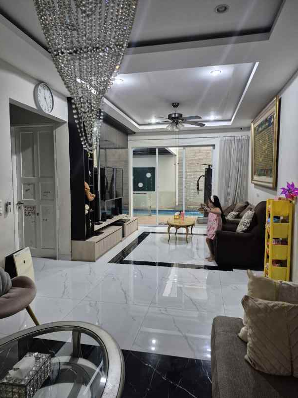 rumah nyaman kolam renang legenda wisata cibubur