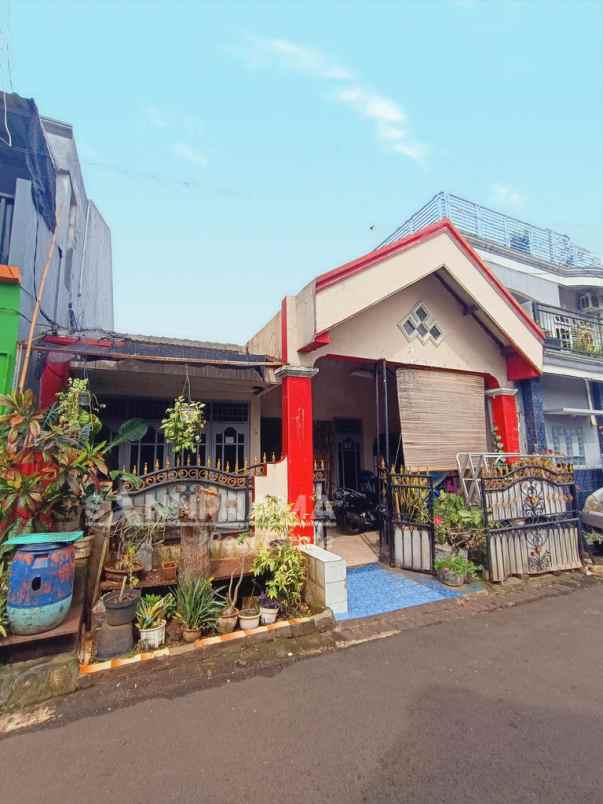 rumah second selangkah tol desari di komplek bdn depok