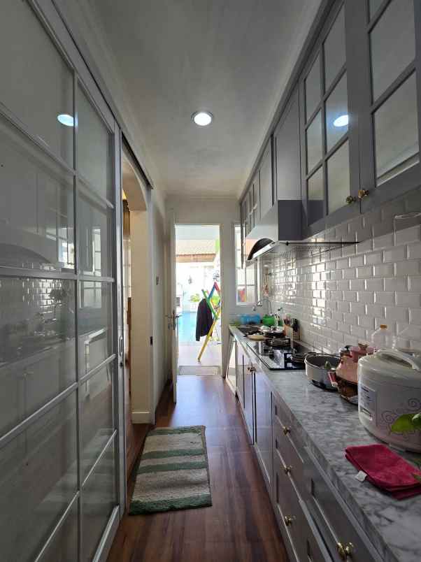 rumah secondary dengan private pool di cipayung