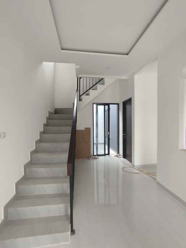 rumah siap huni dekat lrt cikunir dan tol pondok gede