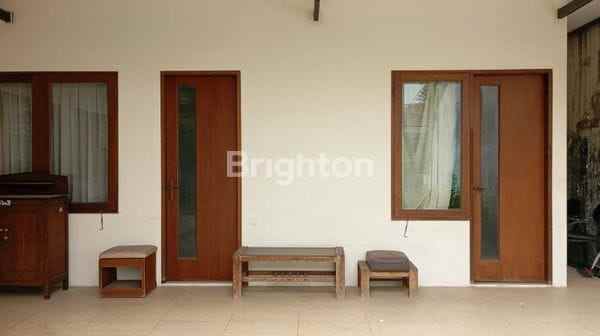 rumah siap huni di nginden timur parkir luas