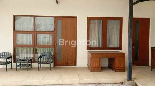 rumah siap huni di nginden timur parkir luas