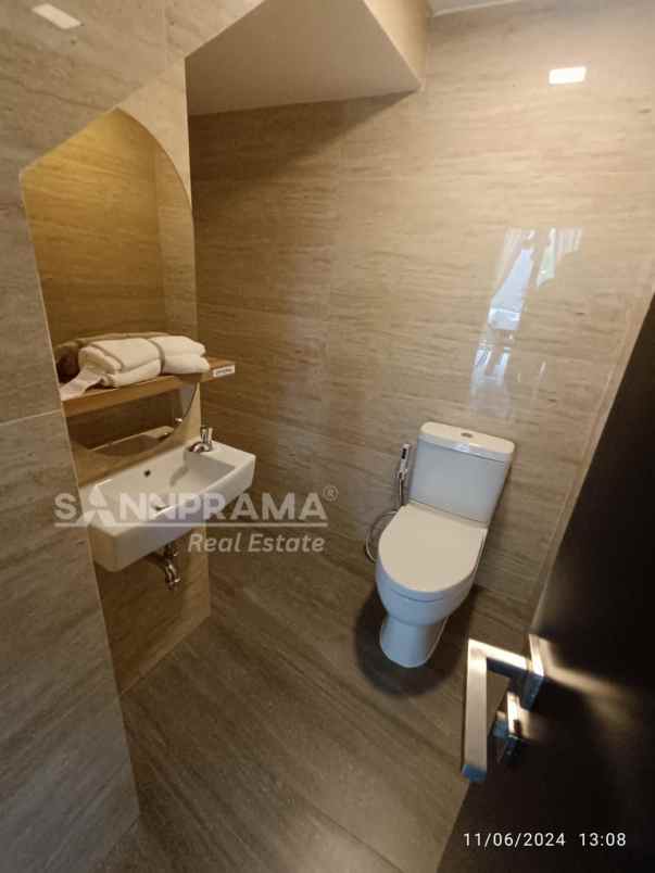 rumah strategis pinggir jalan dekat akses tol