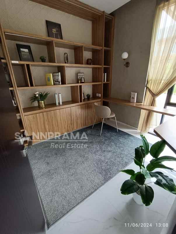 rumah strategis pinggir jalan dekat akses tol