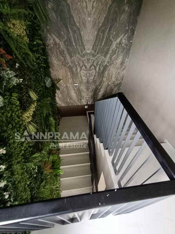 rumah strategis pinggir jalan dekat akses tol