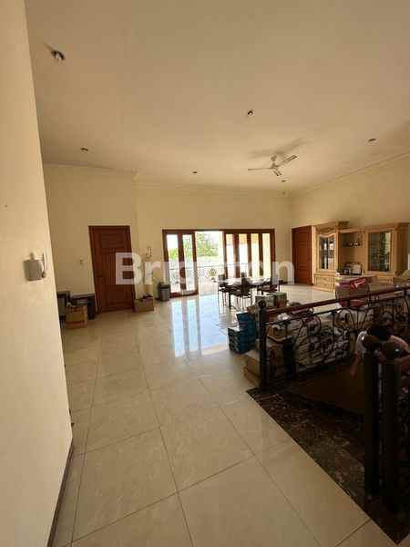 rumah terawat mewah di margorejo sudah full furnish