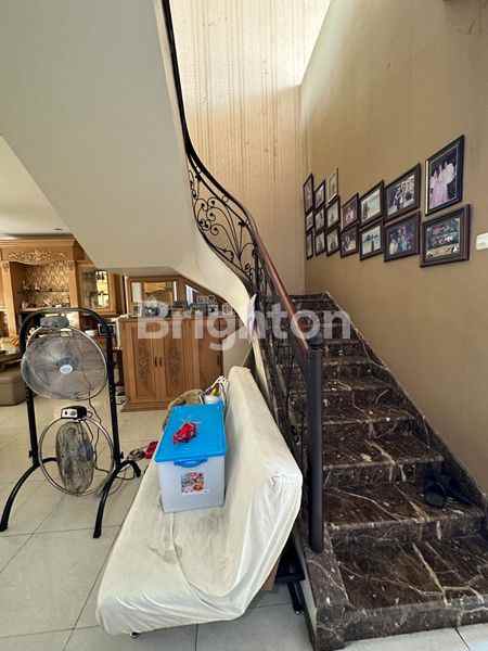 rumah terawat mewah di margorejo sudah full furnish