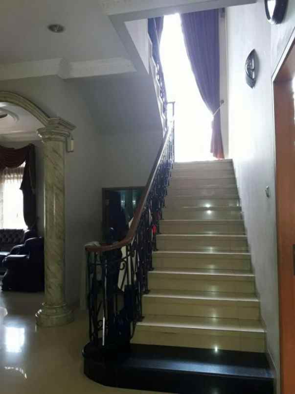 rumah villa menara kelapa gading