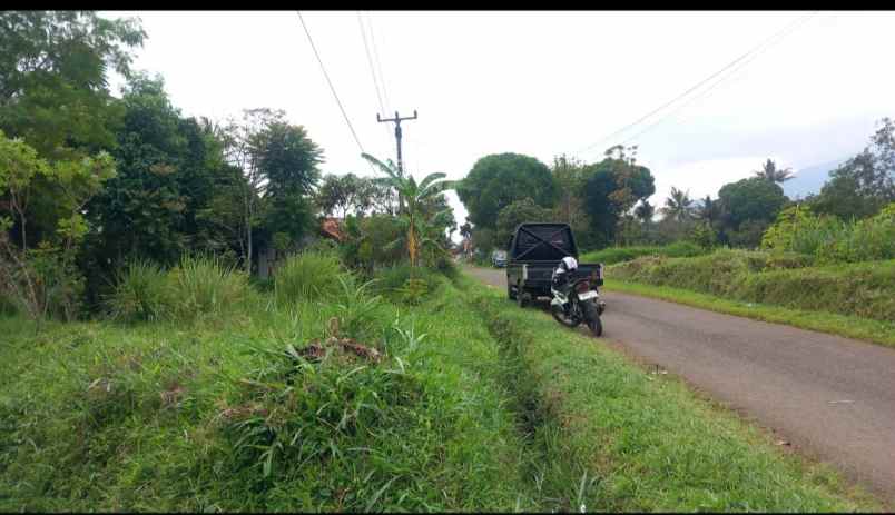 tanah datar pinggir jalan akses angkot
