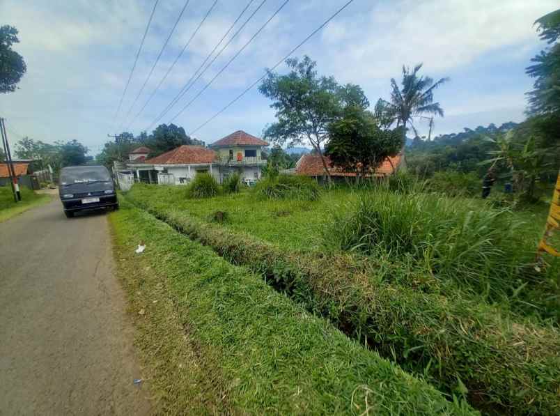 tanah datar pinggir jalan akses angkot