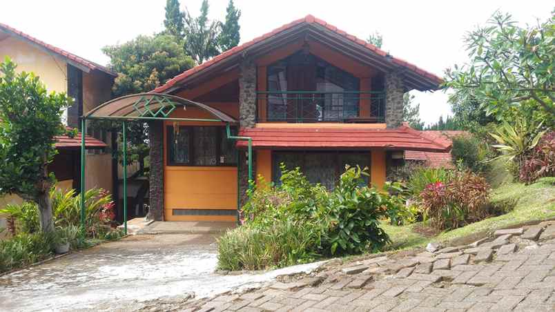 Villa Dua Lantai Di Kawasan Lembang Bandung