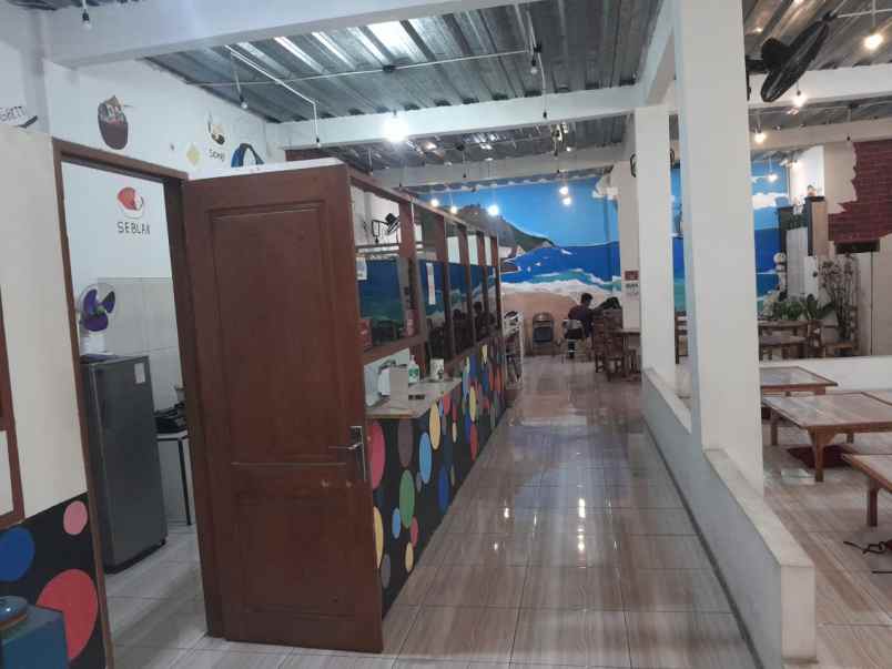 area komersial di jalan besar