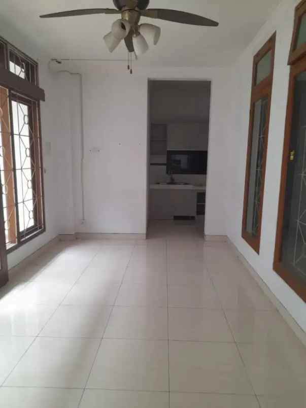 dijual rumah besar terawat di cilandak belakang citos