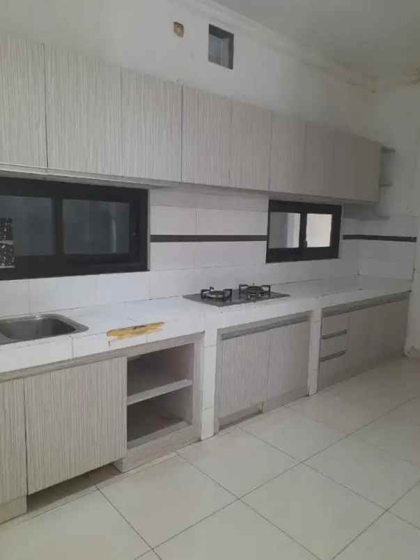 dijual rumah besar terawat di cilandak belakang citos