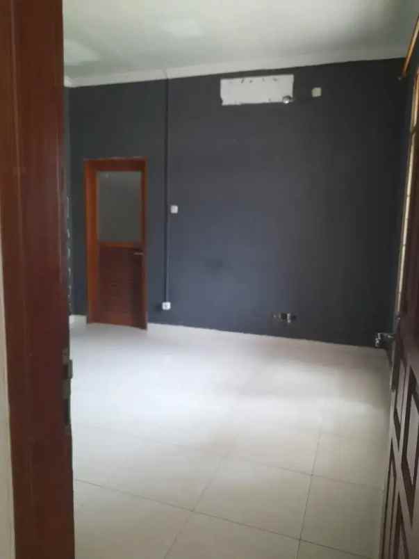 dijual rumah besar terawat di cilandak belakang citos